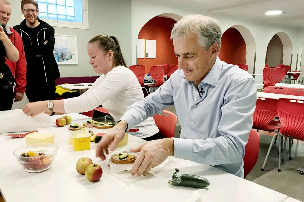 Ap-leder Jonas Gahr Støre på valgkamp konkurrerer i matpakkesmøring på Kongsbakken videregående skole med Vilde Robertsen Sjåvik fra AUF. Til venstre står stortingsrepresentant Martin Henriksen.