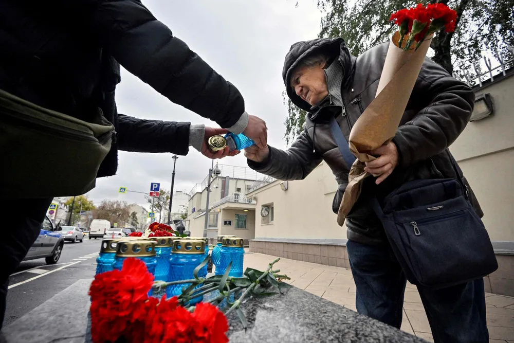 Russere tenner lys og legger blomster foran Israels ambassade i Moskva.