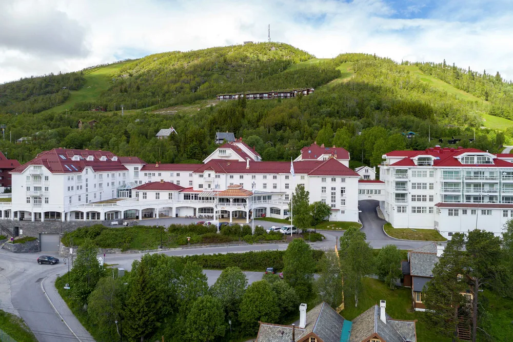Erling Falch Monsen blir ny 50-prosenteier på Dr. Holms Hotell på. Nå skal alle rommene pusses opp. Foto: Pål Harald Uthus