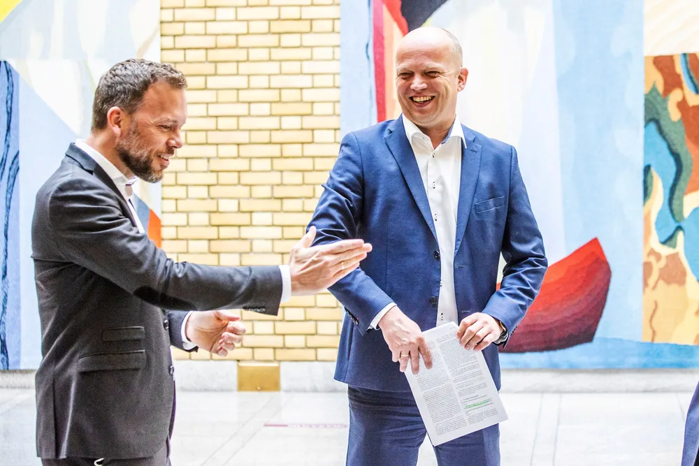 SV-leder Audun Lysbakken og Sp-leder Trygve Slagsvold Vedum har flere mandater enn alle regjeringspartiene, ifølge DNs ferske meningsmåling.