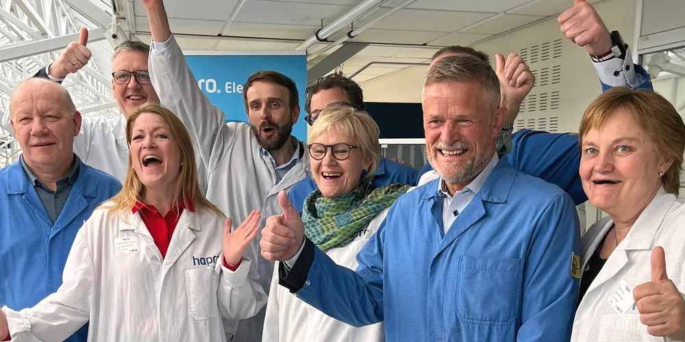 Bildet viser ledelsen i Hapro og ordfører i Gran Randi Eek Thorsen (i midten), konserndirektør i Hapro Tor Giæver og stortingsrepresentant Rigmor Aasrud (til høyre) sammen med næringsminister Jan Christian Vestre.