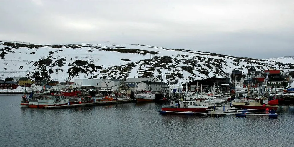 VENTER: Kristian Æsøy ligger til kai med båten i Kjøllefjord, Lebesby kommune i Finnmark, og venter på bedre vær og leveringsavtale med mottaket. Arkivfoto: Are Kvistad