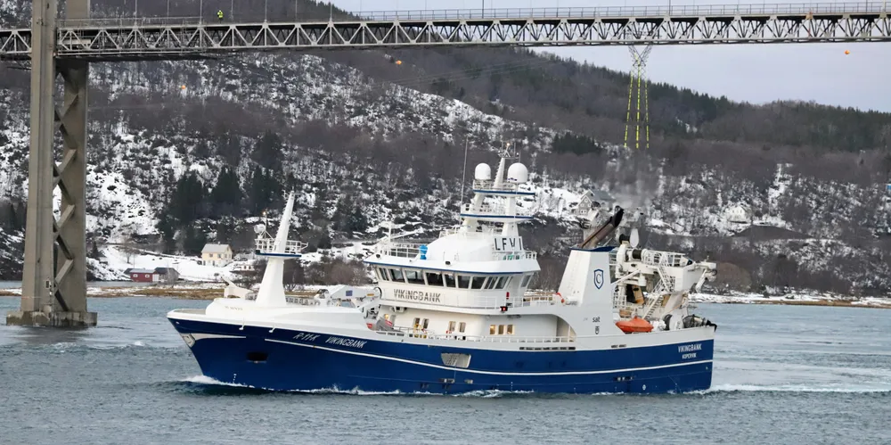 Sterk strøm bød tråleren «Vikingbank» på utfordringer under Tjeldsundbrua søndag.