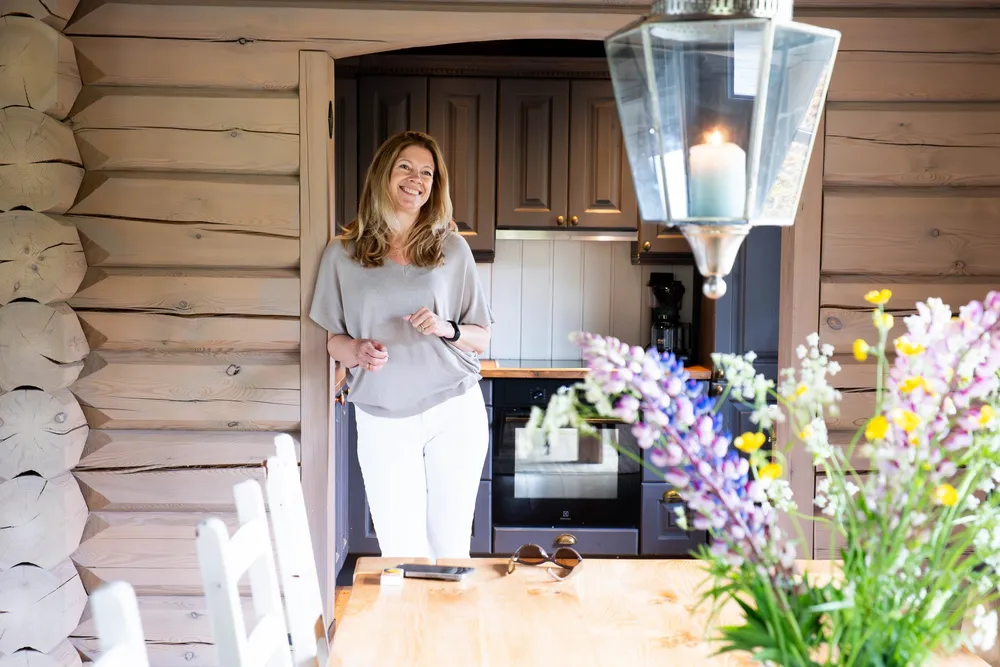 Christine Høst holder kurs for hytteeiere som ønsker å tjene penger på utleie av feriebolig. Hun leier selv ut en hytte i Norge og et hus i Frankrike.
