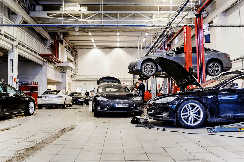 Tesla får dårlig skussmål fra kundene for servicen ved verkstedene. Illustrasjonsbilde fra Teslas servicesenter på Skøyen i Oslo.
