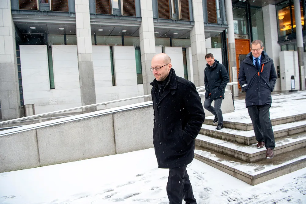 Finansdirektør Mads Breder Koch hos Petter A. Stordalens Strawberry-konsern (til venstre) sammen med advokatene Erik Sandtrø fra advokatfirma Ro Sommernes og Jan Birger Jansen fra Bahr på vei ut av tingretten der spørsmålet er om Stordalens hoteller har en pandemiforsikring eller ikke.
