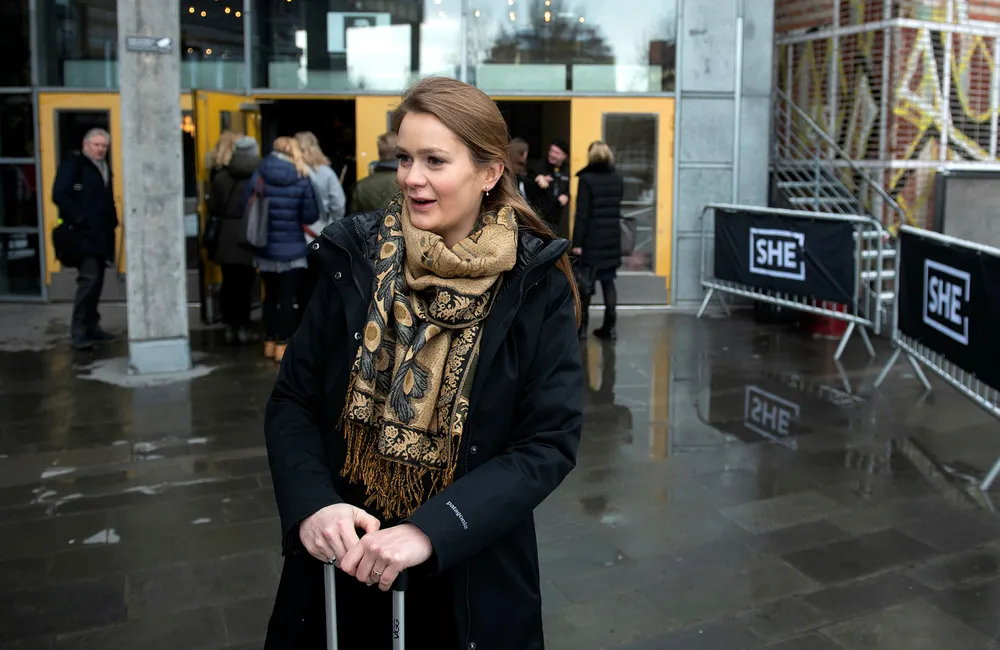 Audhild Asheim Aabø (30) jobber i Bergen, men har vært i Oslo denne uken i anledning She-konferansen. Fordi hun er høygravid, måtte hun ta nattoget.