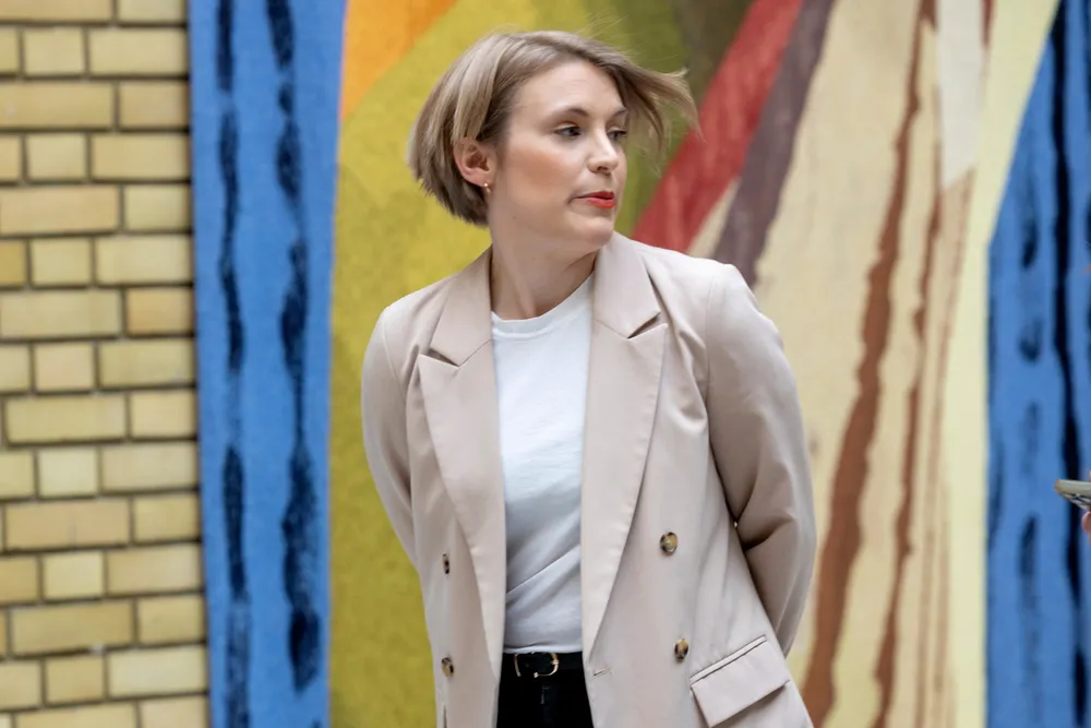 Kari Elisabeth Kaski går hardt ut mot regjeringen. Nå lover hun omkamp om lakseskatten.