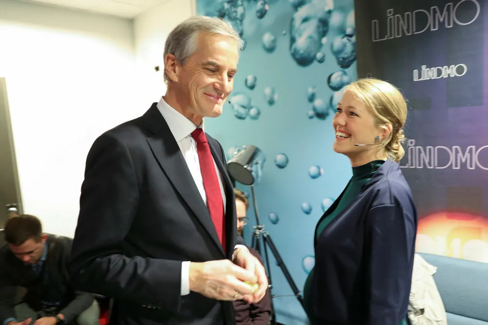 Ap-leder Jonas Gahr Støre og talsperson Une Aina Bastholm i MDG avbildet i forbindelse med en partilederdebatt før valget. Et flertall av Ap-velgere og MDG-velgere stiller seg positive til at partiene samarbeider i regjering etter neste valg om to år. Foto: Vidar Ruud / NTB scanpix