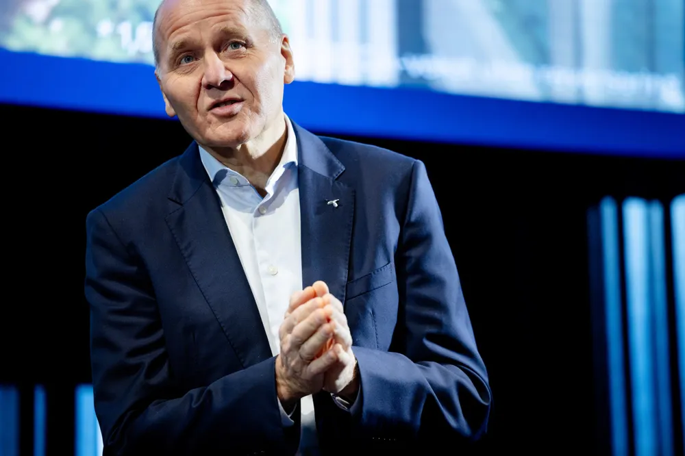 Etter et kursfall på over 20 prosent nedjusterer Telenor verdien av eierandelen det har i Thailand-selskapet True Corporation.