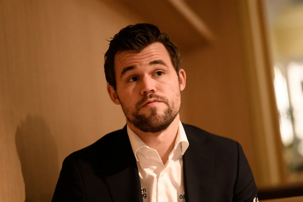 Opphavet til Play Magnus' navn og selskapets største eier, sjakkverdensmester Magnus Carlsen, avbildet under åpningen av finalen i Meltwater Champions Chess Tour.