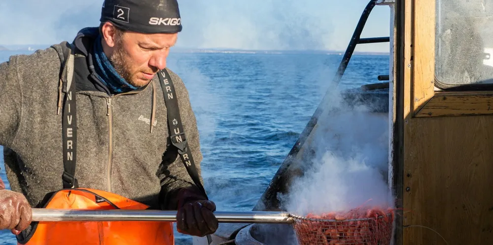 Henrik Sørensen sto på kaia i Moss og solgte reker fra båten sin «Teis».