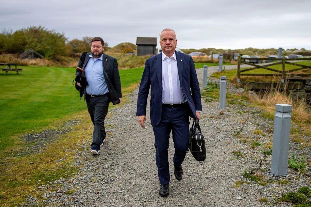 Konsernsjef Anders Opedal i Equinor på vei inn til Petroleumstilsynets topplederkonferanse. Spesialrådgiver Erik Haaland like bak.