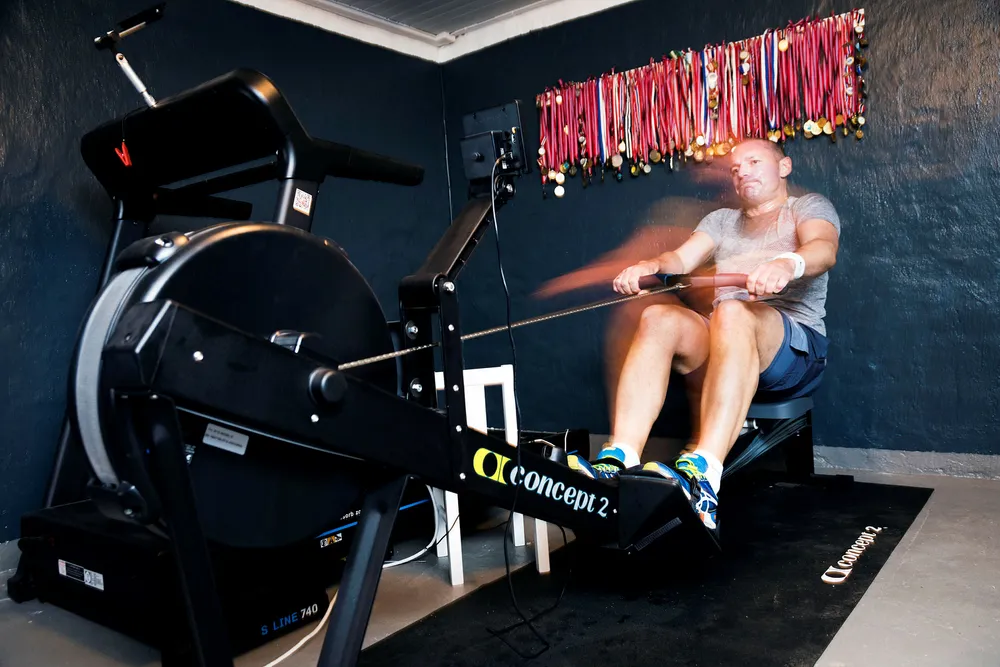 Klubboppgjøret i 5000 meter er inne i den virkelig harde fasen idet Pål Sætre legger inn høygiret i innspurten mot konkurrentene i Basement Rowing Club. En fyldig rekke medaljer fra Sætres aktive periode som roer pryder veggen bak ham. Alle foto: Gunnar Lier