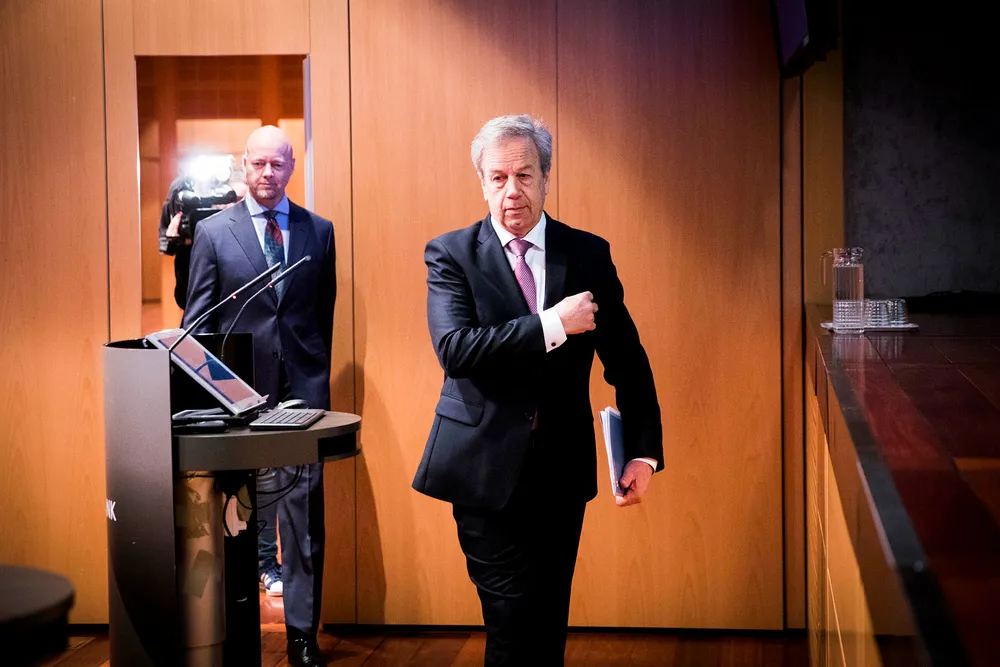 I Norges Banks prognoser settes renten opp fire ganger før utgangen av 2020 – til tross for at inflasjonen i prognosene bare så vidt begynner å krype oppover. Avbildet er Sentralbanksjef Øystein Olsen og administrerende direktør i Norges Bank Investment Management Yngve Slyngstad (bak). Foto: Gunnar Lier