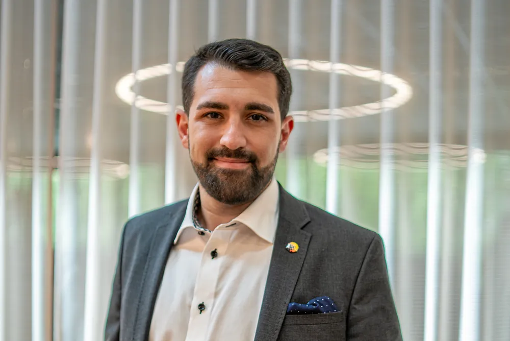 Salgsdirektør i Solcellespesialisten, Hamid Allahdadi, er bekymret for utviklingen i markedet.