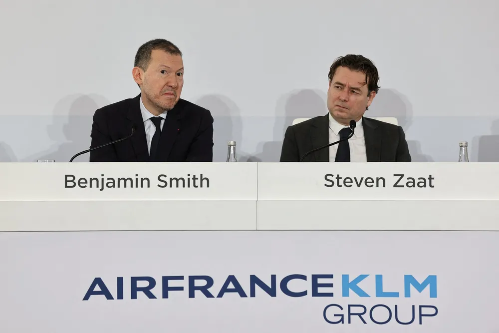 Air France-KLM-sjef Benjamin Smith og finansdirektør Steven Zaat på en resultatpresentasjon i Paris i mars i år.