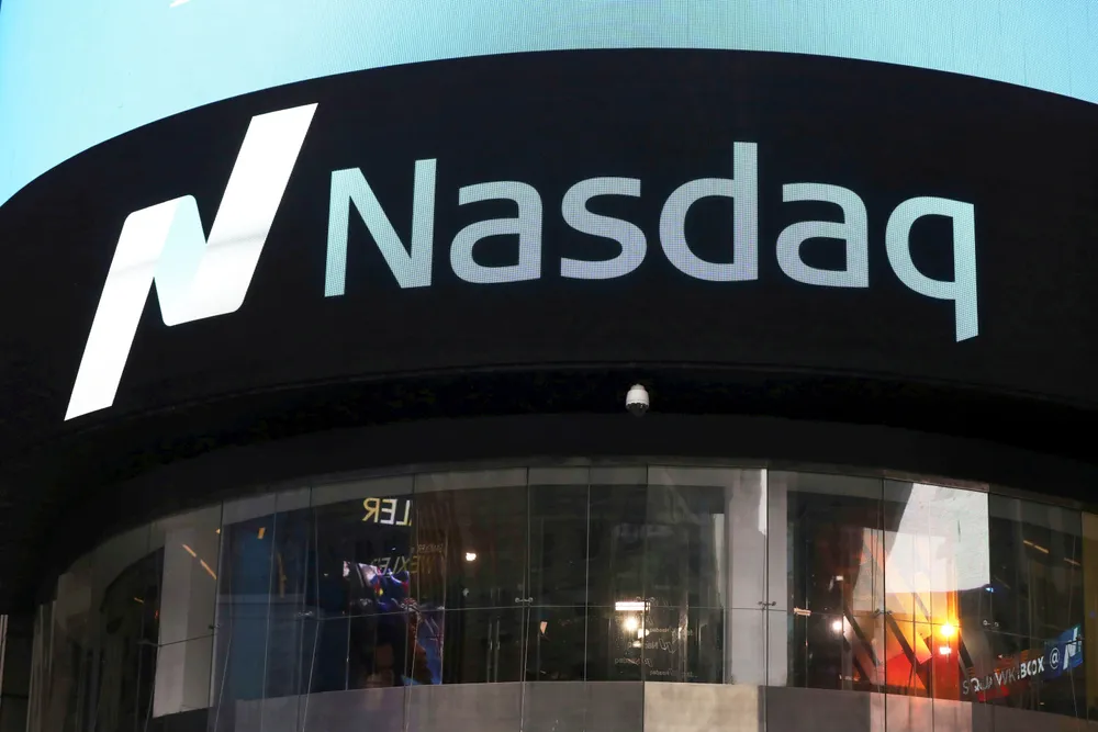 Den teknologitunge indeksen på Nasdaq er ned mer enn 26 prosent siden toppen i november, skriver artikkelforfatteren.