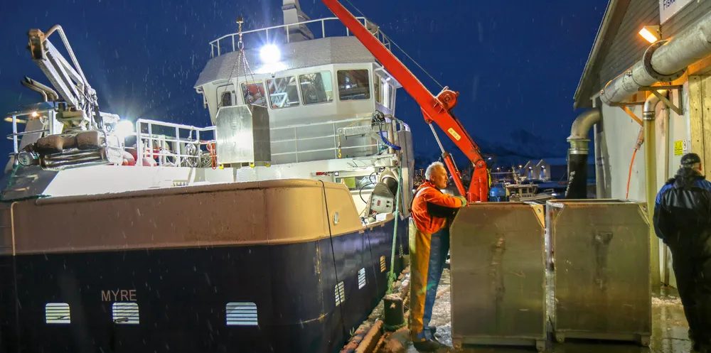 DRAMATISK: Konsekvensene av trålerpolitikken for kystkommunene med fiskeindustri, er nå mer dramatisk som en følge av et sterkt fall i arbeidsplasser og svekket kystbosetting. Bildet viser leveranse hos Holmøy fiskemottak.
