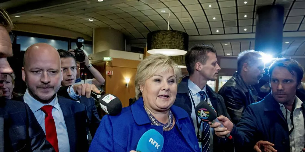 Erna Solberg ankom Høyres valgvake på SAS-hotellet litt over kl åtte. Valgdagsmålingen til TV 2 viste allerede da at hun fortsetter som statsminister.Foto: Gorm K. Gaare, DN