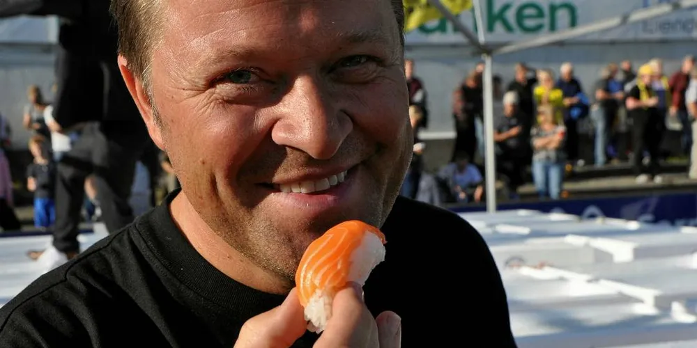 LIKE VILKÅR: TV-kjendis Arne Hjeltnes må gjerne få fisk, men på like vilkår som alle andre.Foto: Bent-Are Jensen