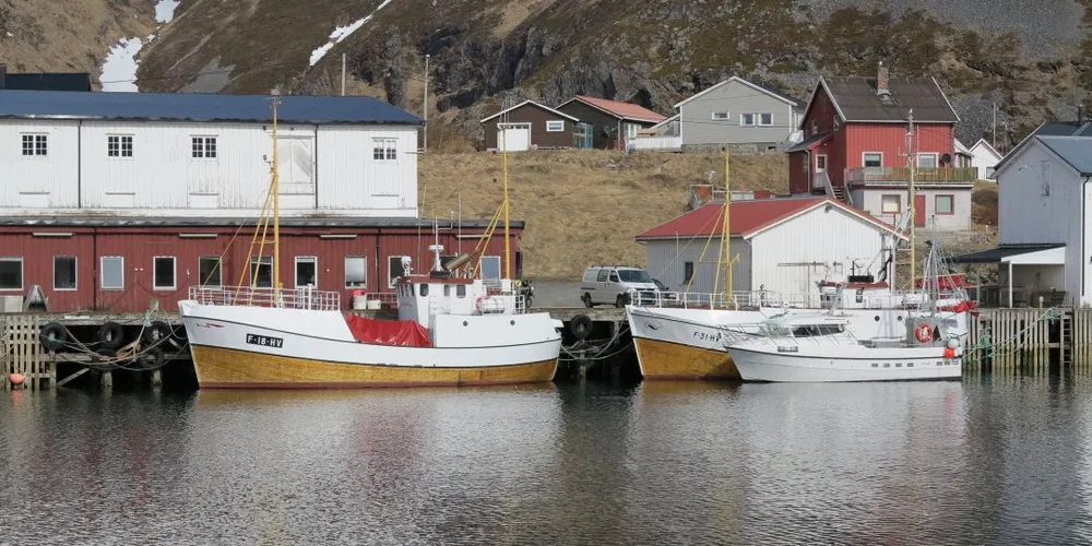 "Brattholm" til venstre og "Grunnbakk" til høyre med speedsjarken foran. Her til kai i Sørvær. Foto: Arne Fenstad.