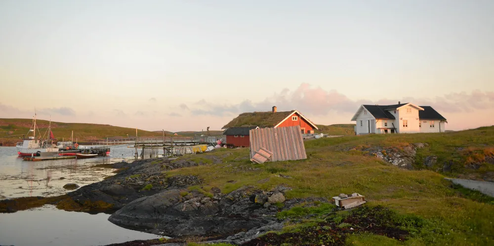 På land understøttet kvinnene mannens aktivitet på havet. Dette arbeidet, samt kvinnenes ulønna arbeidsinnsats i heimen, var lite påaktet.