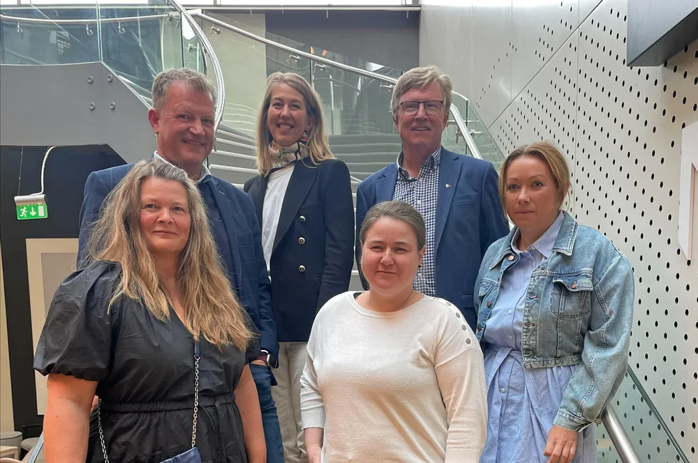 Nytt styre i Kystrederiene: Fremme fra venstre: Siv Ingerid Østervold, Mary Ann Mostraum og Kristin Sugustad. Bak fra venstre: Even Torsson Remøy, Tanja Elisabeth Hoel og Oskar Grimstad. Nils Tore Øpstad Melingen og KåreMålvær var ikke tilstede.