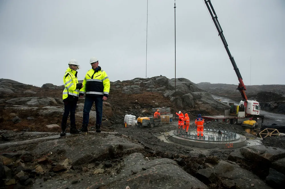 Egersund Vindpark er et av de nye vindkraftanleggene i Rogaland. Bildet er tatt under byggefasen i 2017, med daværende medeier Siri Kalvig og driftsleder Torfinn Tuen fra Norsk Vind Energi oppe på haugen.