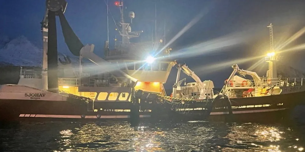 Her er «Sjohav» i gang med nattens prøvefiske etter nvg-sild innenfor fjordlinja i Lyngen.