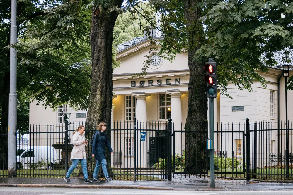 Oslo børs åpnet med en svak oppgang mandag.