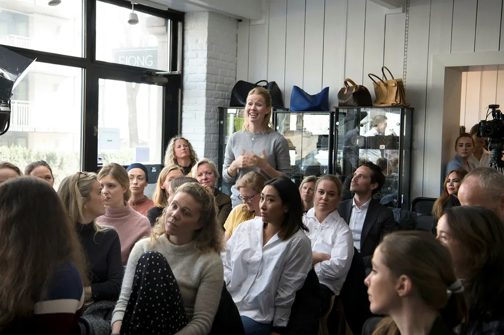 Investorkonferanser er ofte svært mannsdominerte, men på Fjongs seminar var de fleste kvinner. Her stiller Frida Sjoner, daglig leder i Simulation Finance, spørsmål til panelet. Foto: Elin Høyland