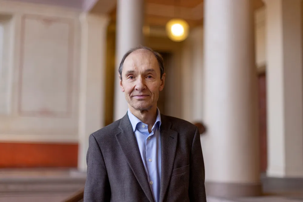 Jusprofessor Eivind Smith er leder av Partilovnemnda, som overvåker at partiloven blir fulgt. Han bekrefter at det er enkelt å omgå bestemmelsen om pengedonasjoner fra utenlandske selskaper.
