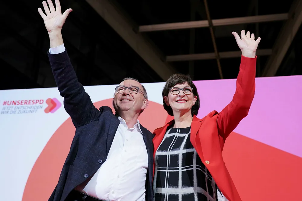 Norbert Walter-Borjans og Saskia Esken overtar som nye ledere i det sosialdemokratiske partiet SPD i Tyskland. Foto: AP / NTB Scanpix