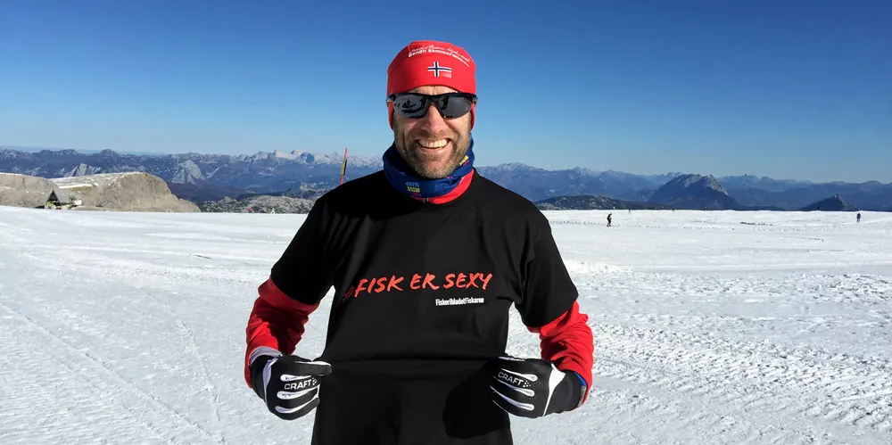 Odd-Bjørn Hjelmeset i skisporet med «fisk er sexy» t-skjorte.