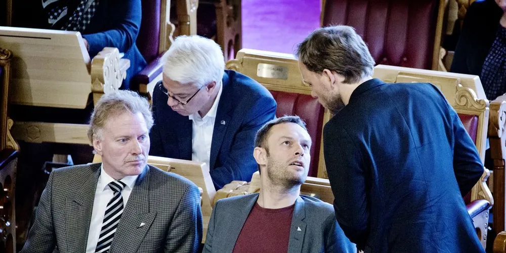 SV-representant Torgeir Knag Fylkesnes, i midten, fikk Stortinget med seg i en ny vurdering av Per sandbergs instruks. Partikollegene Jonny Ingebrigtsen (t.v.) og Audun Lysbakken. Foto: Ida von Hanno Bast, DN.
