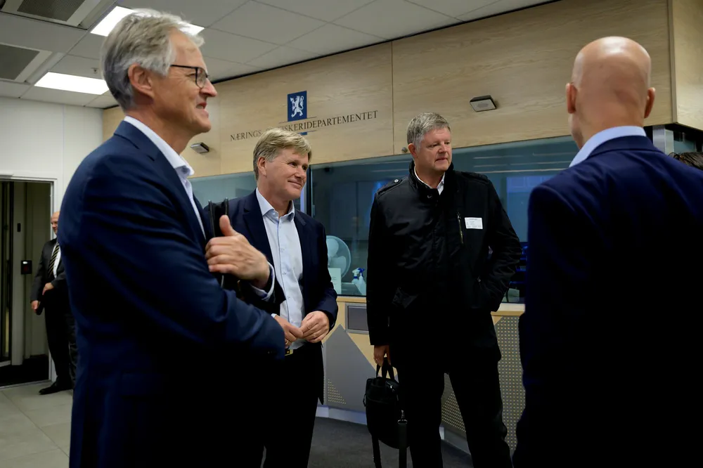 Norwegian-sjef Jacob Schram (nummer tre fra venstre) sier bransjen trenger mer hjelp fra myndighetene. Han kom til næringsdepartementet med Torbjørn Lothe i NHO Luftfart (fra venstre) og Knut Hågensen, direktør for infrastruktur i SAS.
