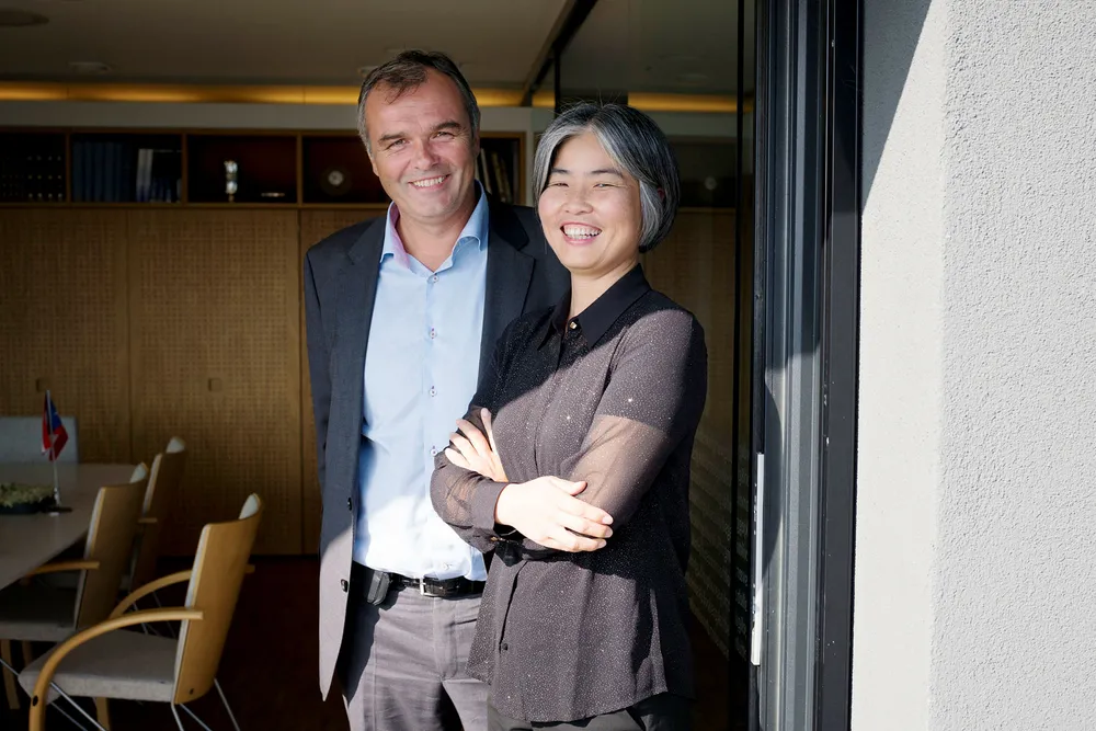 Dårlig lønnsomhet og fallende skipsverdier innenfor tankskipsmarkedet har tynget resultatet til Folke Hermansen-konsernet, der Yuhong Jin Hermansen er sjef og styreleder. Her sammen med konsernsjef Ingvald Løyning i datterselskapet DSD. Foto: Tommy Ellingsen