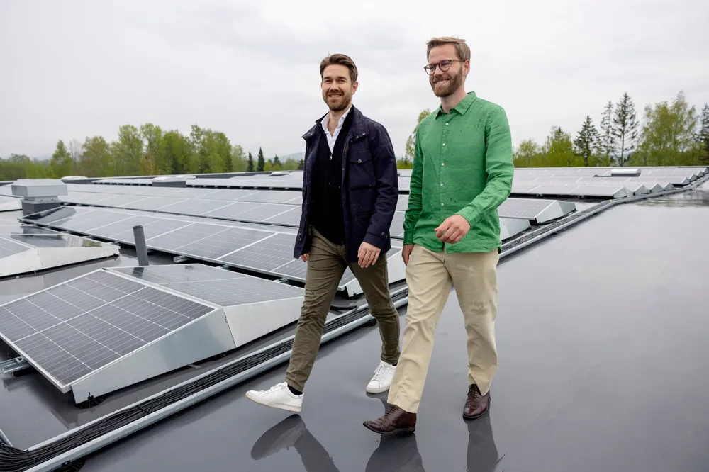 – Nå har vi fått inn kapitalen vi trenger det neste året eller vel så det for å kunne kjøre på for fullt, sier administrerende direktør Jonas Ibsen Brynildsrud (til venstre) i solcelleselskapet Sunday Power. Tl høyre styreleder Einar Sunde.