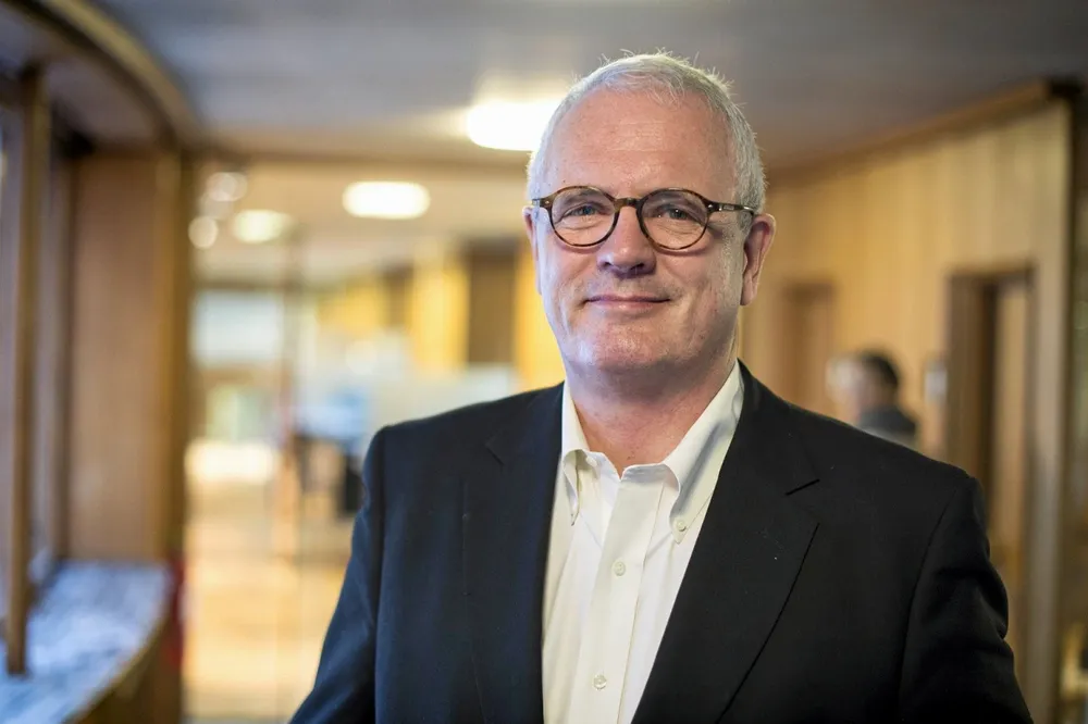 – Når man har levd en stund blekes en del forbilder, sier finanshippie Thorstein Selvik (68). Han liker seg på fjelltur med svette og ryggsekk.