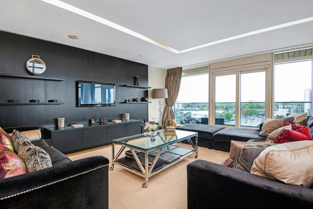 John Carew har solgt leiligheten sin i Battersea i London. – Jeg har solgt mange luksusleiligheter, og ingen av dem har utsikt som denne, sier eiendomsmegler Ali Al Musawi.