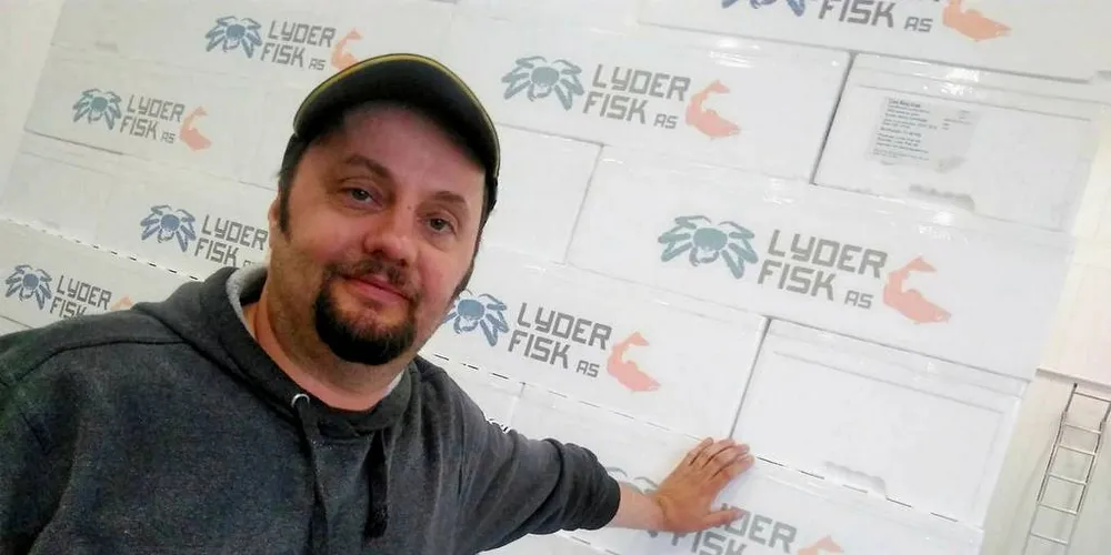 Daglig leder, Svein Vegar Lyder, i Lyder Fisk AS med kongekrabbeleveranser på vei fra Finnmark til fornøyde kunder i Asia og Amerika.Foto: Privat