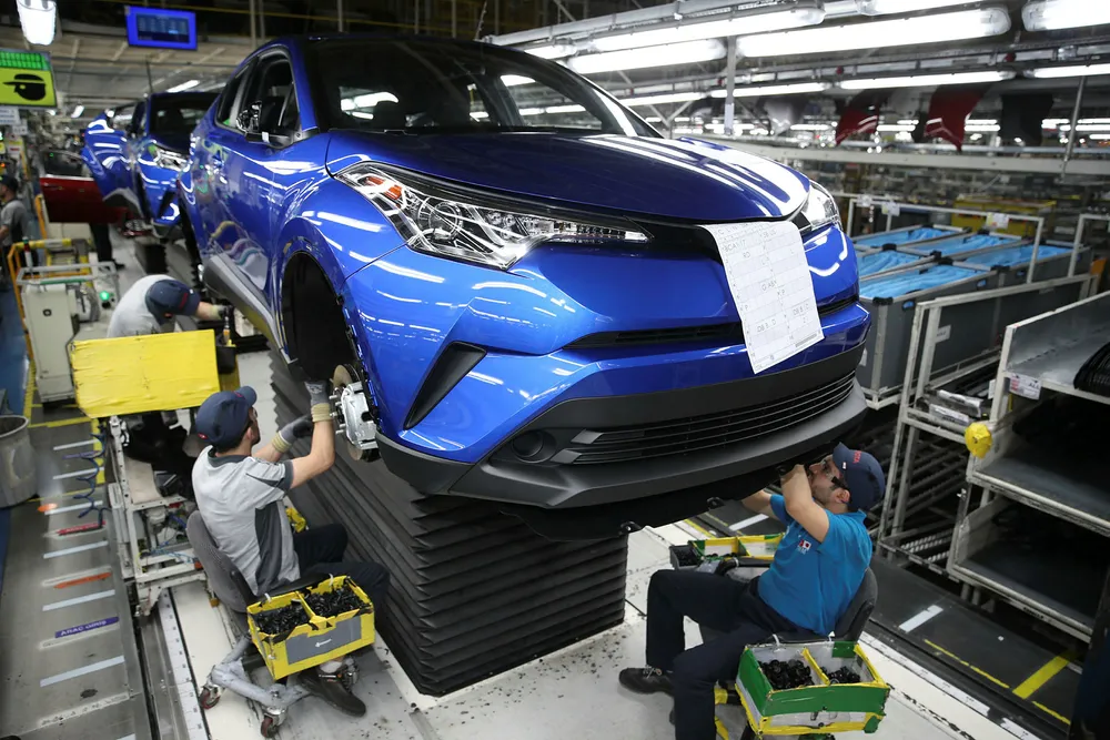Toyota utviklet «lean production» og skapte en ny standard. Metoden ble etterhvert formidlet av konsulentselskaper – «men da var det ikke lengre attraktivt å bruke «lean» som strategi. Nettopp fordi den var blitt et universalkrav. Som digitalteknologi blir på stadig flere områder», skriver innleggsforfatteren. Bildet er fra en Toyota-fabrikk i Sakarya i Tyrkia. Foto: Anadolu Agency/Getty Images