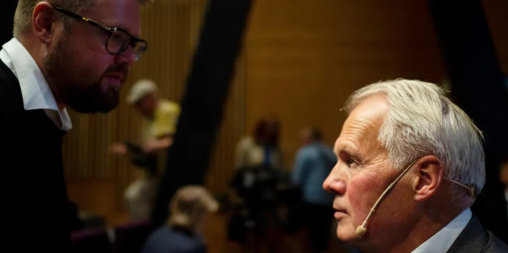 Salmar-eier og toppsjef Gustav Witzøe (t.h.) er en av Norges rikeste menn. Til venstre i bildet er Salmar-direktør Runar Sivertsen.
