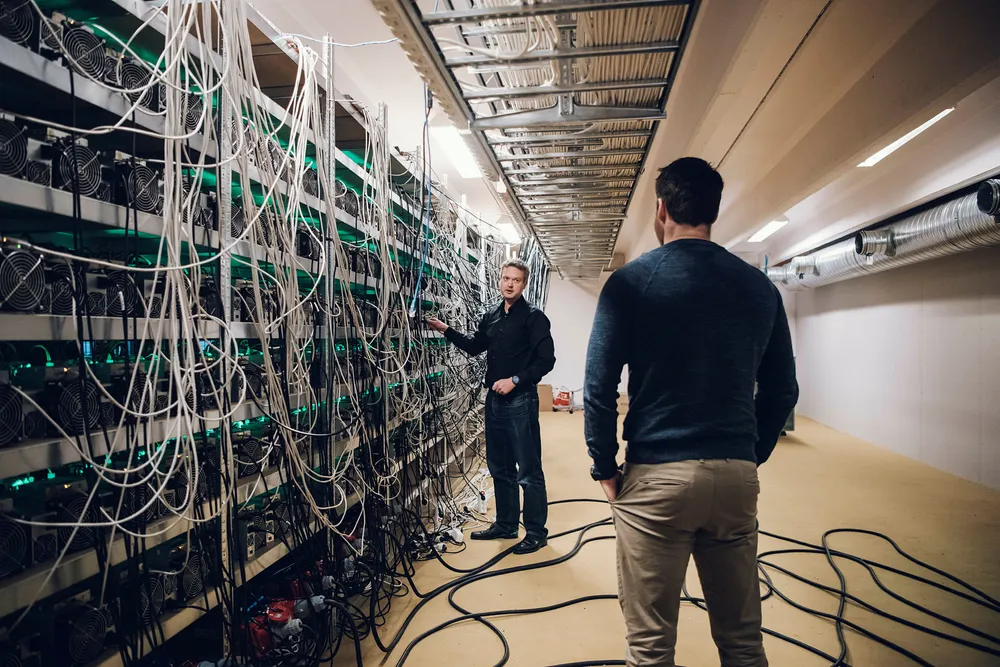 De to gründerne i Kryptovault AS, Kjetil Hove Pettersen (til venstre) og Rein-Owe Flister, og inne i maskinparken deres på Forus. Foto: Tommy Ellingsen Foto: Tommy Ellingsen