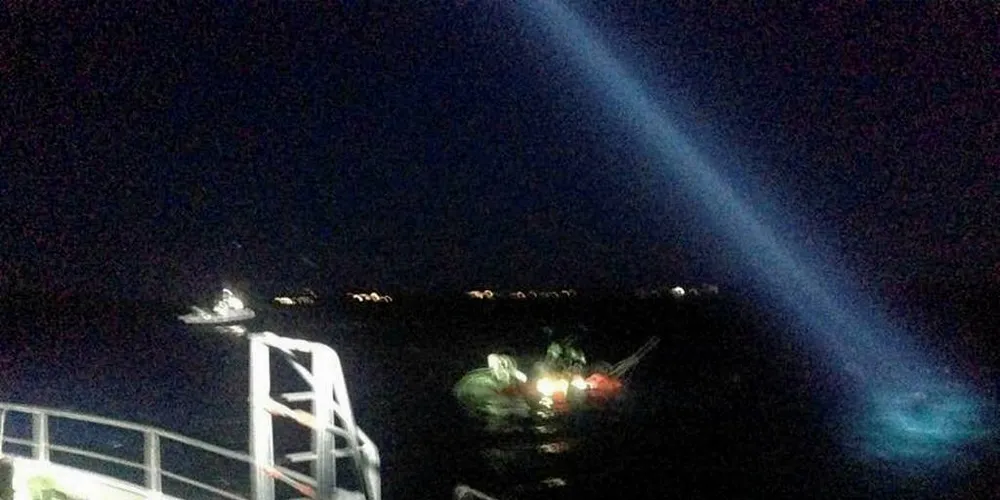 FLYTER SÅ VIDT: Midt i bildet ser du sjarken som på 15 minutter var overfylt med vann.Foto: Det Norske Veritas / Redningsselskapet