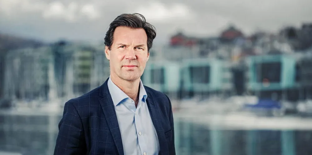 – Vi opplever en svært sterk kostnadsøkning på så å si alle innsatsfaktorer, er prisøkninger på fôr er de mest tydelige. Dette vil gi høyere kostnader i 2022 enn tidligere år, samtidig ser det så langt ut til at økningen i prisoppnåelse blir større enn økningen i kostnader, ifølge Lerøy-sjef Henning Beltestad.
