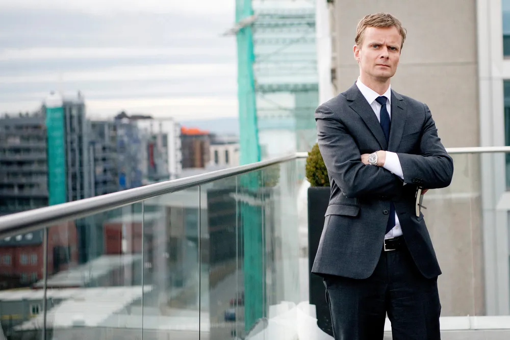 Schjødt-partner Dag S. Kaada pendler mellom hjembyen og hovedkontoret i Oslo. Noen av Norges og Nordens største aktører i oppkjøpsmarkedet står på kundelisten.