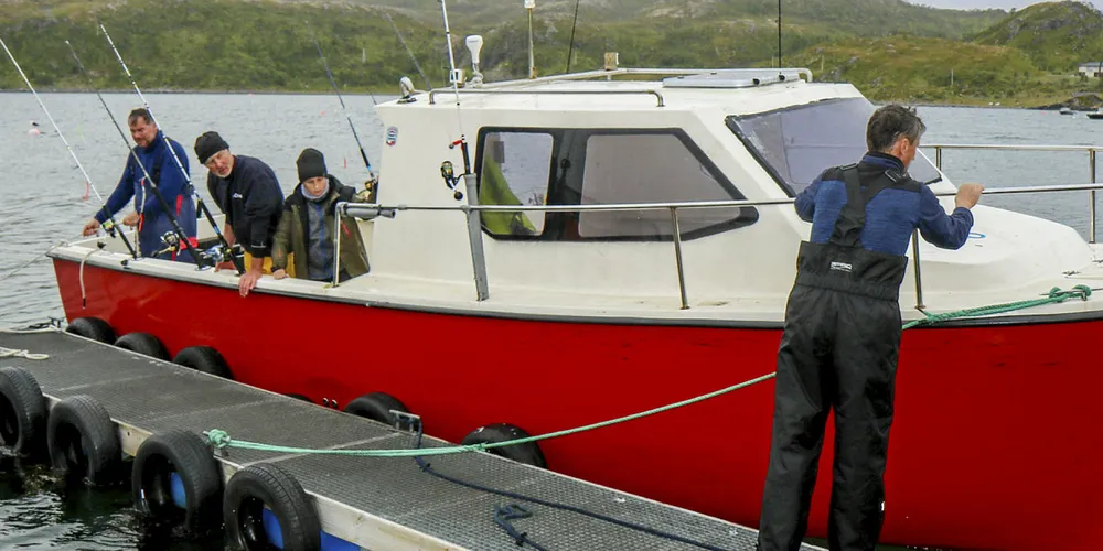 POLSKE BÅTER: Båtene ved anlegget er bygget i Polen og var merket med logoen til det forrige selskapet som drev med turistfiske i Dyrsfjord og som solgte anlegget videre til tsjekkiske Nordvind AS.