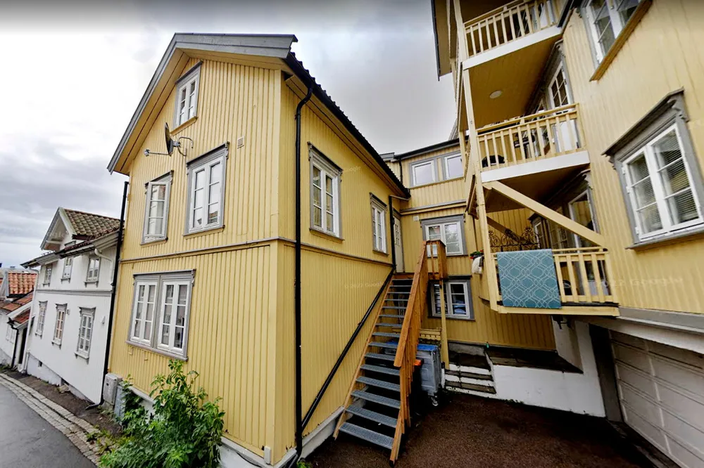 Kjøpet av en treroms eierseksjon i dette bygget i Tønsberg sentrum ble en dyrekjøpt erfaring for en mann som skulle hjelpe datteren.